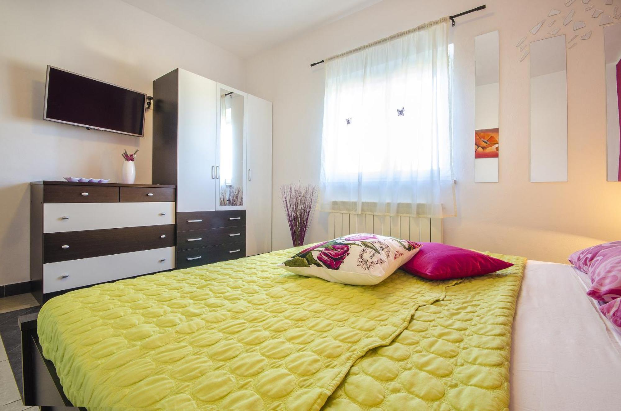Apartment And Room Marlen Rovinjsko Selo Room photo